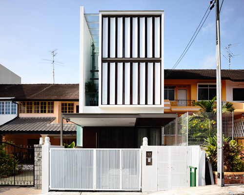 a rotating timber screen fronts HYLA architects' primrose avenue home