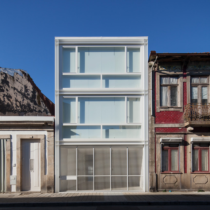 claudia monteiro vitor oliveira architects house lindo vale porto portugal designboom