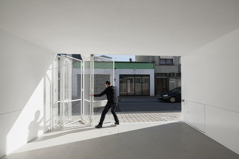 claudia monteiro vitor oliveira architects house lindo vale porto portugal designboom