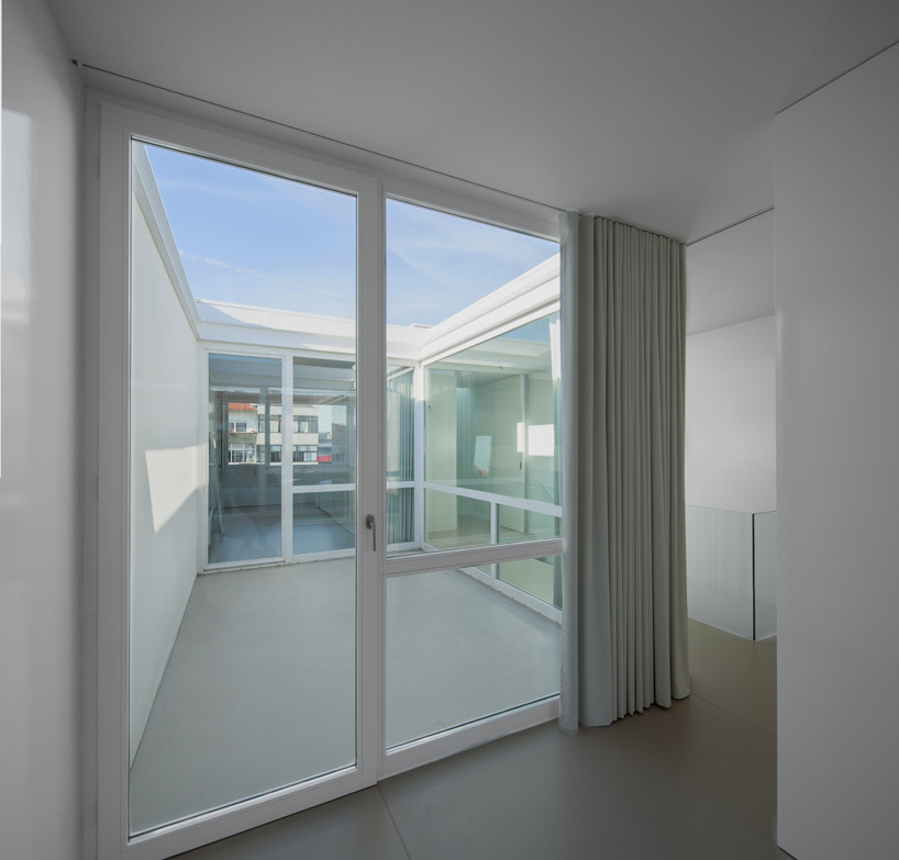 claudia monteiro vitor oliveira architects house lindo vale porto portugal designboom