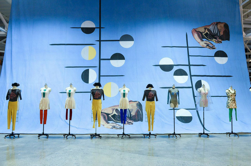 making-art-dance-mana-glass-gallery-designboom-14