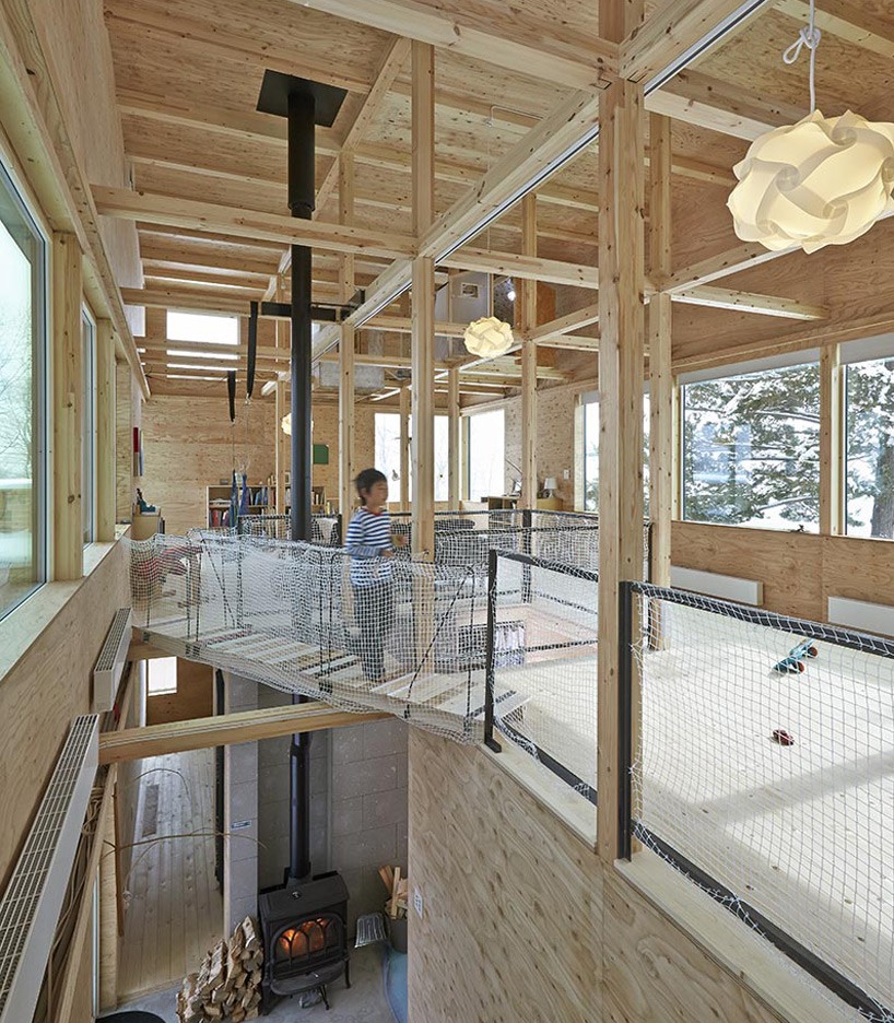 ryo yamada builds nakanosawagawa dwelling as tree house retreat