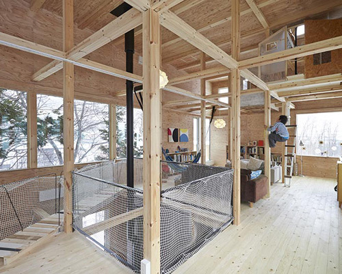 ryo yamada builds nakanosawagawa dwelling as tree house retreat