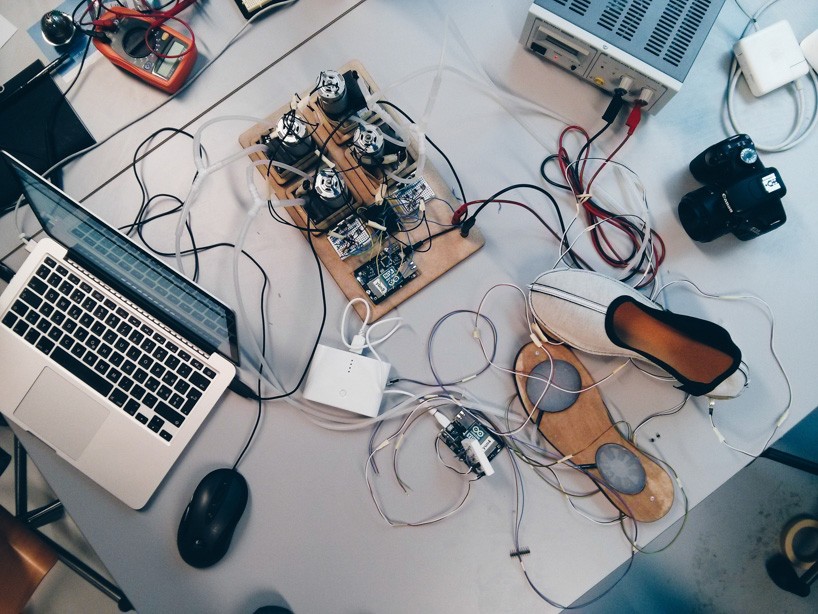 stellvertreter-shoes-designboom09