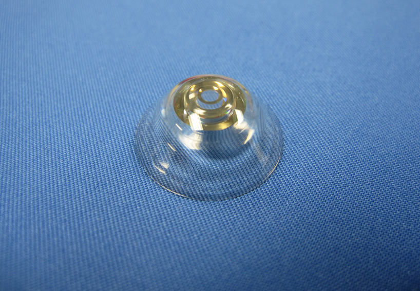 telescopic-contact-lens-designboom02