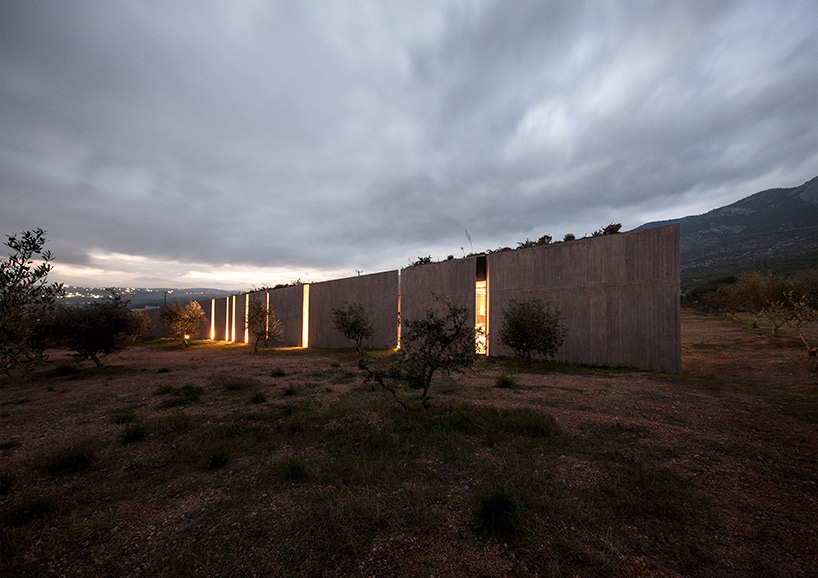 TAN builds the residence in megara between mountain and plain