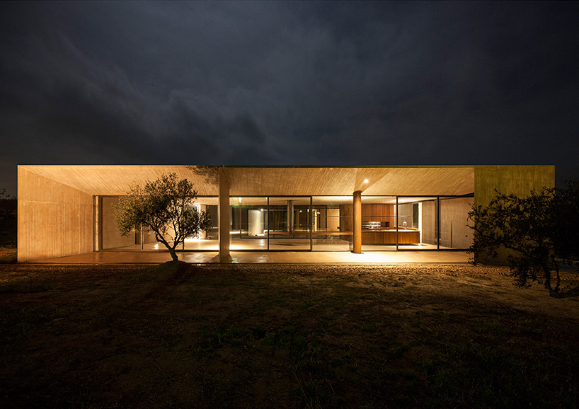 TAN builds the residence in megara between mountain and plain