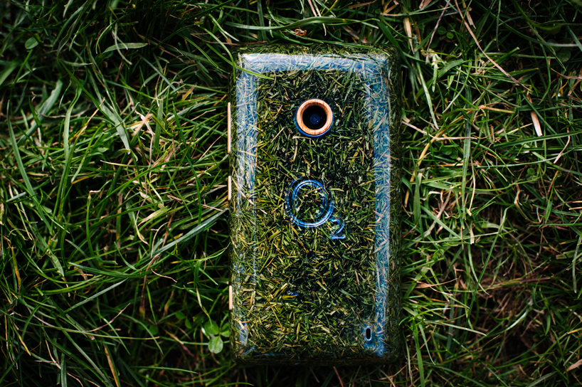 O2-recycle-grass-phone-designboom03