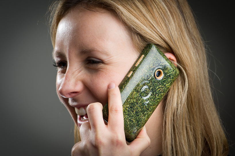 O2-recycle-grass-phone-designboom05