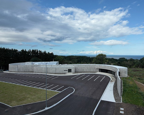 atelier BNK curves concrete cultural center in hokkaido, japan