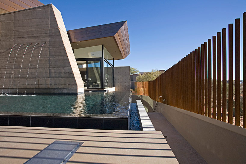 kendle design collaborative casts the desert wing house