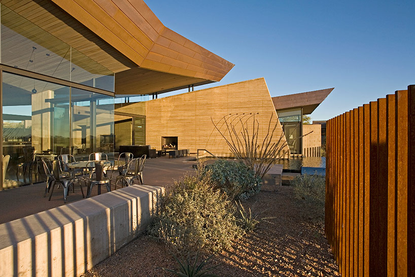 kendle design collaborative casts the desert wing house