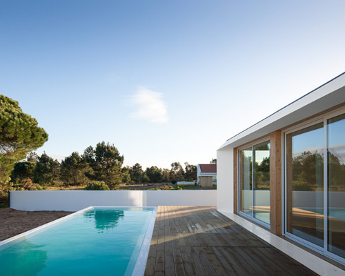 L-shaped prefabricated house assembled in portugal by MIMA architects