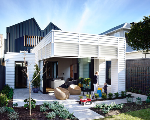 techne extends sandringham house with monochromatic volumes