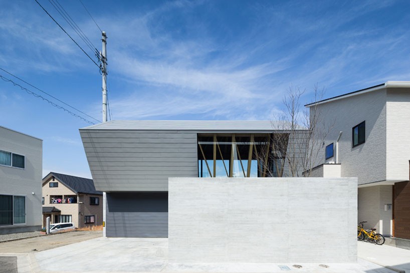 apollo architects exposes zig-zag timber trusses in wrap house