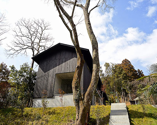 hexi atelier projects the concrete jitei house atop a hill in kyoto