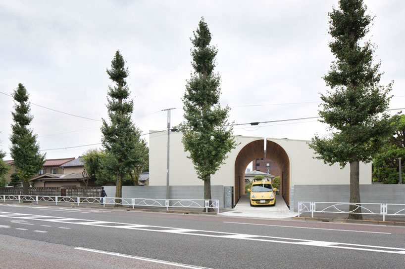naf-architects_arch-wall-house_designboom_004