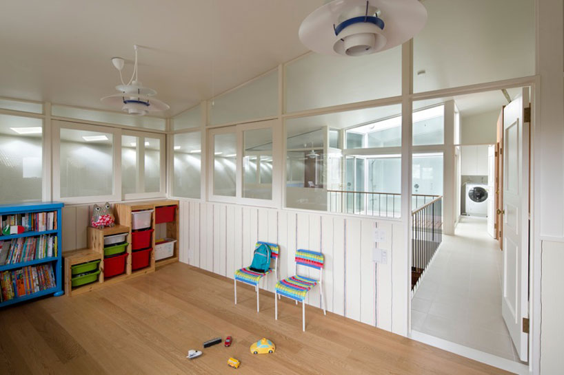 naf-architects_arch-wall-house_designboom_008