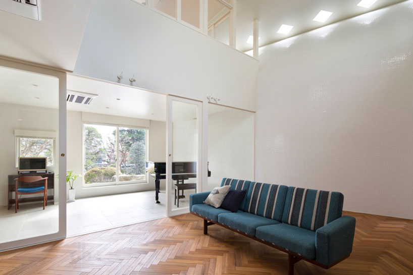 naf-architects_arch-wall-house_designboom_009