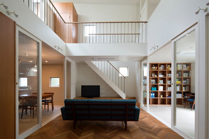 naf-architects_arch-wall-house_designboom_010