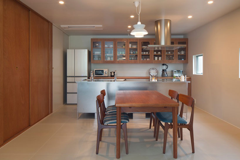 naf-architects_arch-wall-house_designboom_012