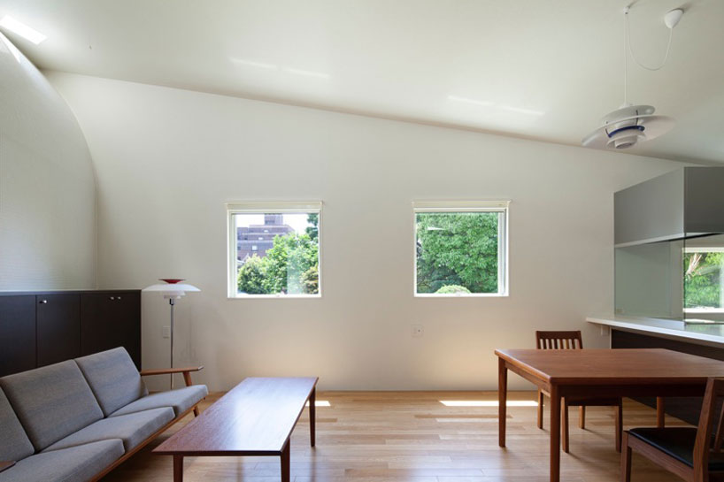 naf-architects_arch-wall-house_designboom_014