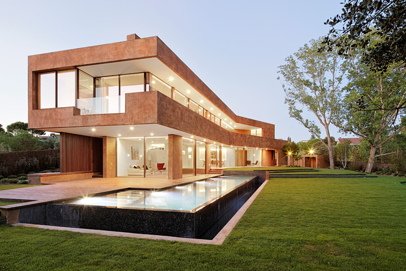 otto medem arquitectura elongates family home in suburban madrid