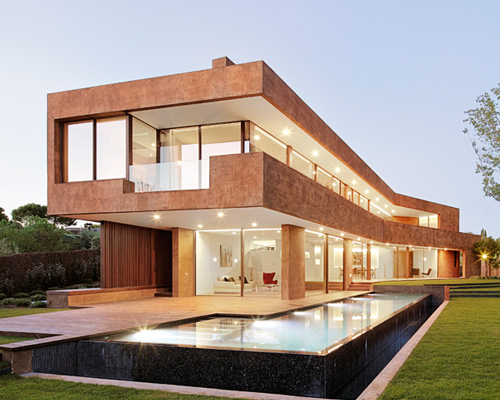 otto medem arquitectura elongates family home in suburban madrid