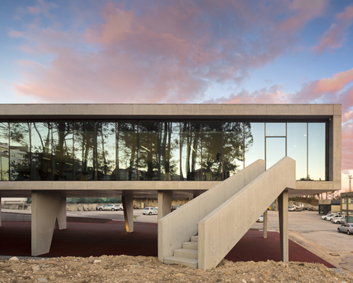 regino cruz completes transparent office building in leiria, portugal