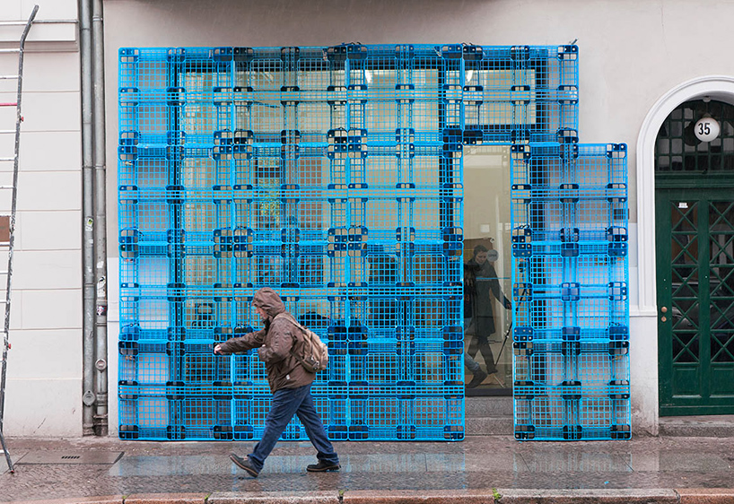BORGMAN | LENK + jan körbes reconstruct building façade using plastic pallets