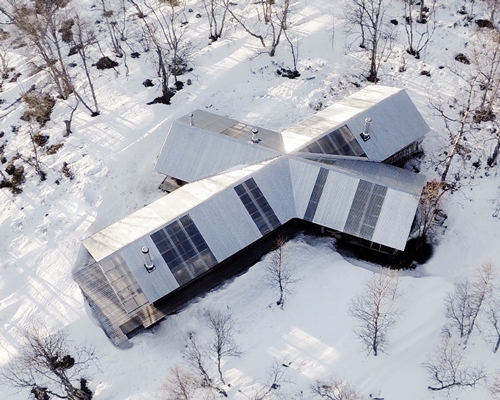 aslak haanshuus arkitekter fuses three log cabins to create lakeside retreat in norway