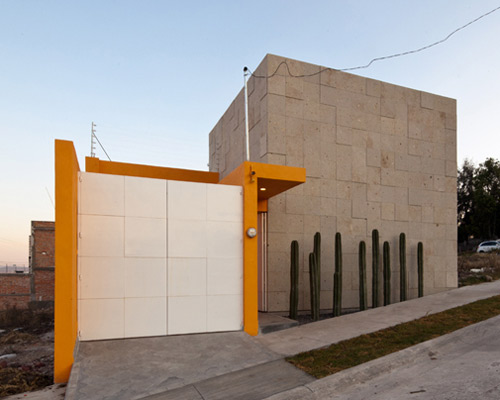 ARQXIOMA creates maximum-privacy casa vivian in guadalajara, mexico