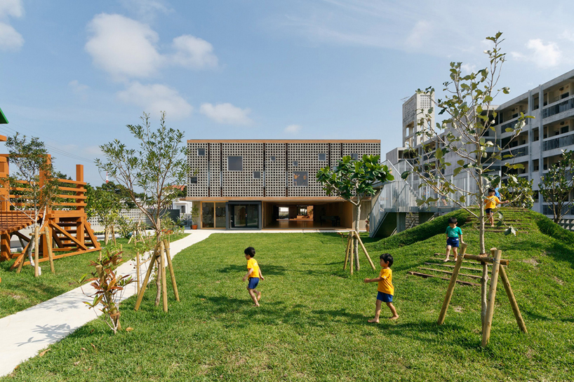 HIBINOSEKKEI + youji no shiro display gridded façade on hanazono kindergarten