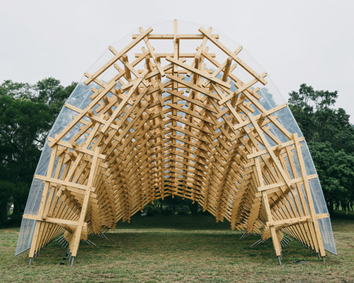 kengo kuma sets wind eaves pavilion in the grounds of a taiwanese hotel