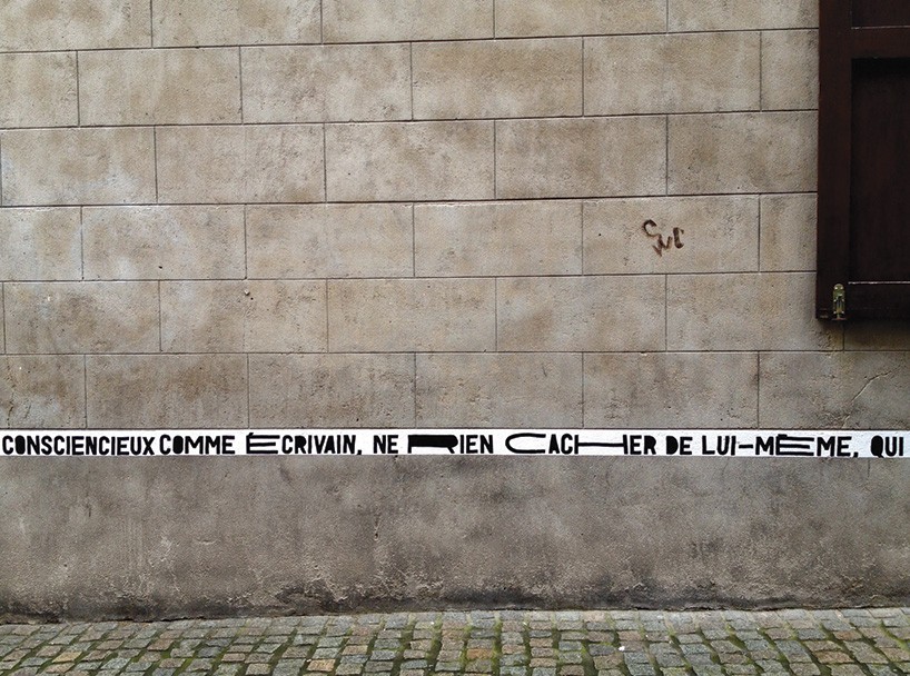 la phrase – 10km text being written across mons