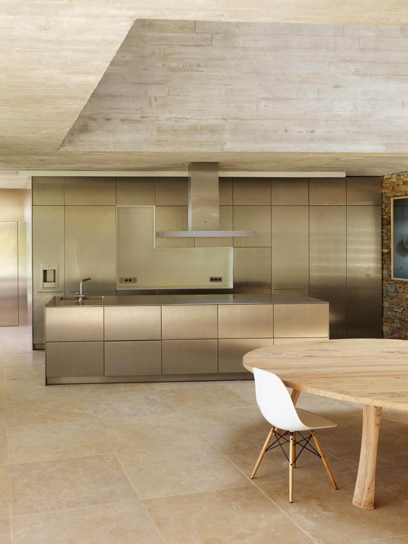 maison-le-cap-pascal-grasso-architects-france-designboom-02