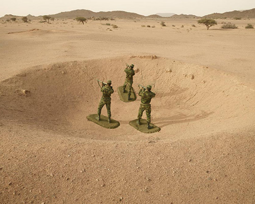 simon brann thorpe photographs real soldiers posed as toy figurines