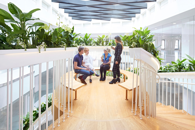 ampersand-living-staircase-paul-cocksedge-designboom-02