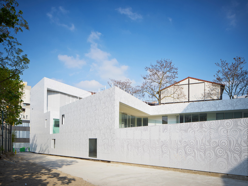 avenier & cornejo architectes creche des orteaux kindergarten nursery paris designboom