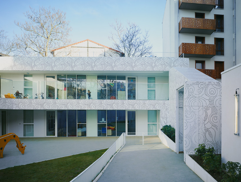 avenier & cornejo architectes creche des orteaux kindergarten nursery paris designboom