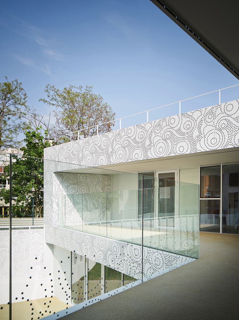 avenier & cornejo architectes creche des orteaux kindergarten nursery paris designboom