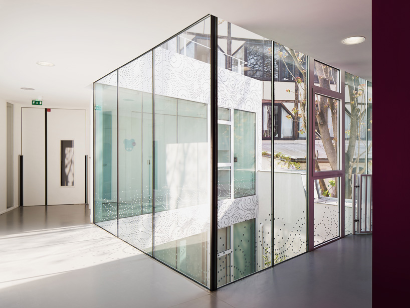 avenier & cornejo architectes creche des orteaux kindergarten nursery paris designboom