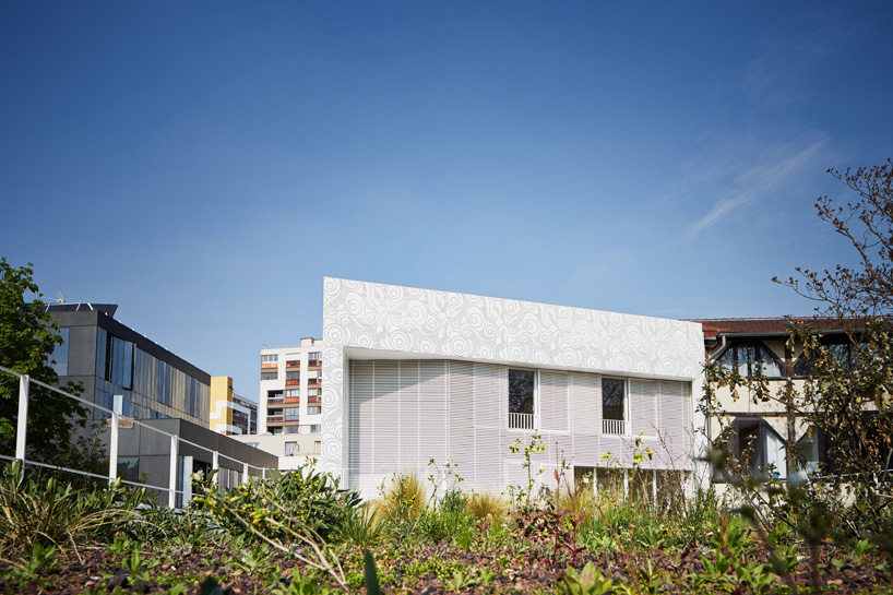 avenier & cornejo architectes creche des orteaux kindergarten nursery paris designboom