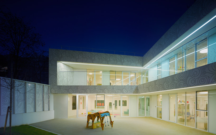 avenier & cornejo architectes creche des orteaux kindergarten nursery paris designboom