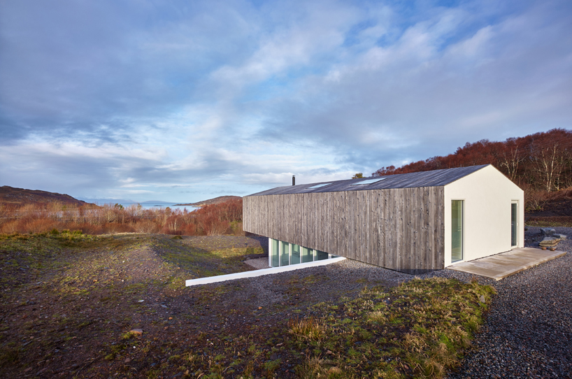 beach-house-in-morar-dualchas-architects-designboom-02