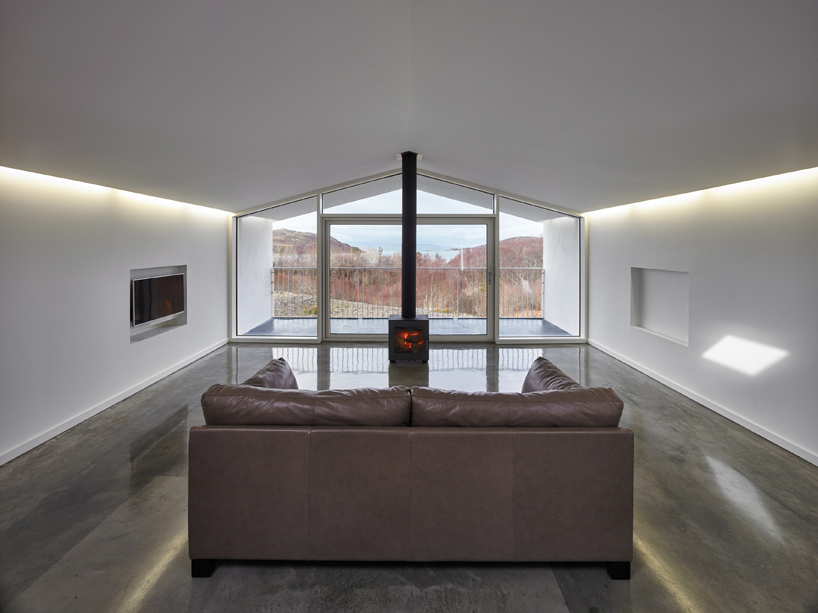 beach-house-in-morar-dualchas-architects-designboom-02