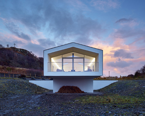 dualchas architects cantilevers morar beach house in the scottish highlands