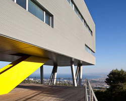 chyutin architects realizes cliff-side student center in israel
