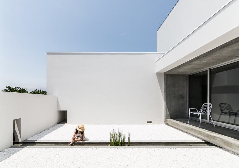 FORM / kouichi kimura architects plans U-shaped courtyard house in japan