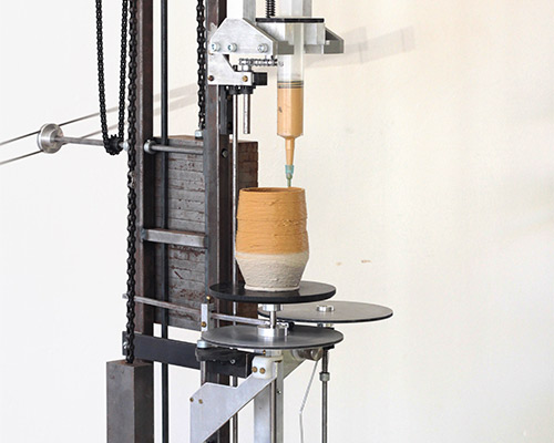 daniel de bruin explores ownership with hand-powered analog 3D printer